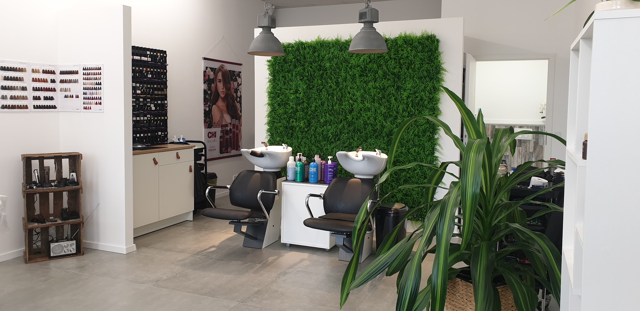 Farb- und Stylingbereich im Salon mit Pflegeprodukten