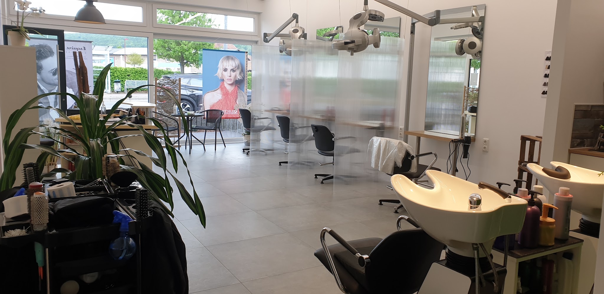 Innenansicht des Salons mit Wasch- und Stylingplätzen